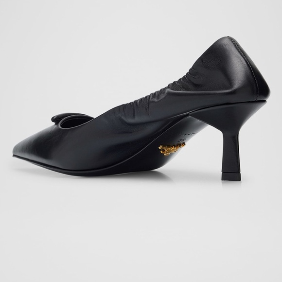SOLD ❌❌❌ PRADA
Triangle Logo Leather Pumps
$1,200  sz 41 black - Picture 2 of 9